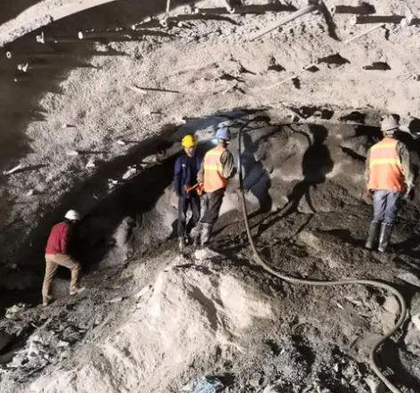 巴青拱顶带模注浆料的施工流程及注意事项